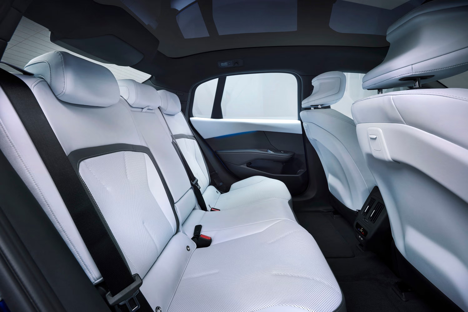 بي-ام-دابليو-i3-sedan-المربع-نت-4