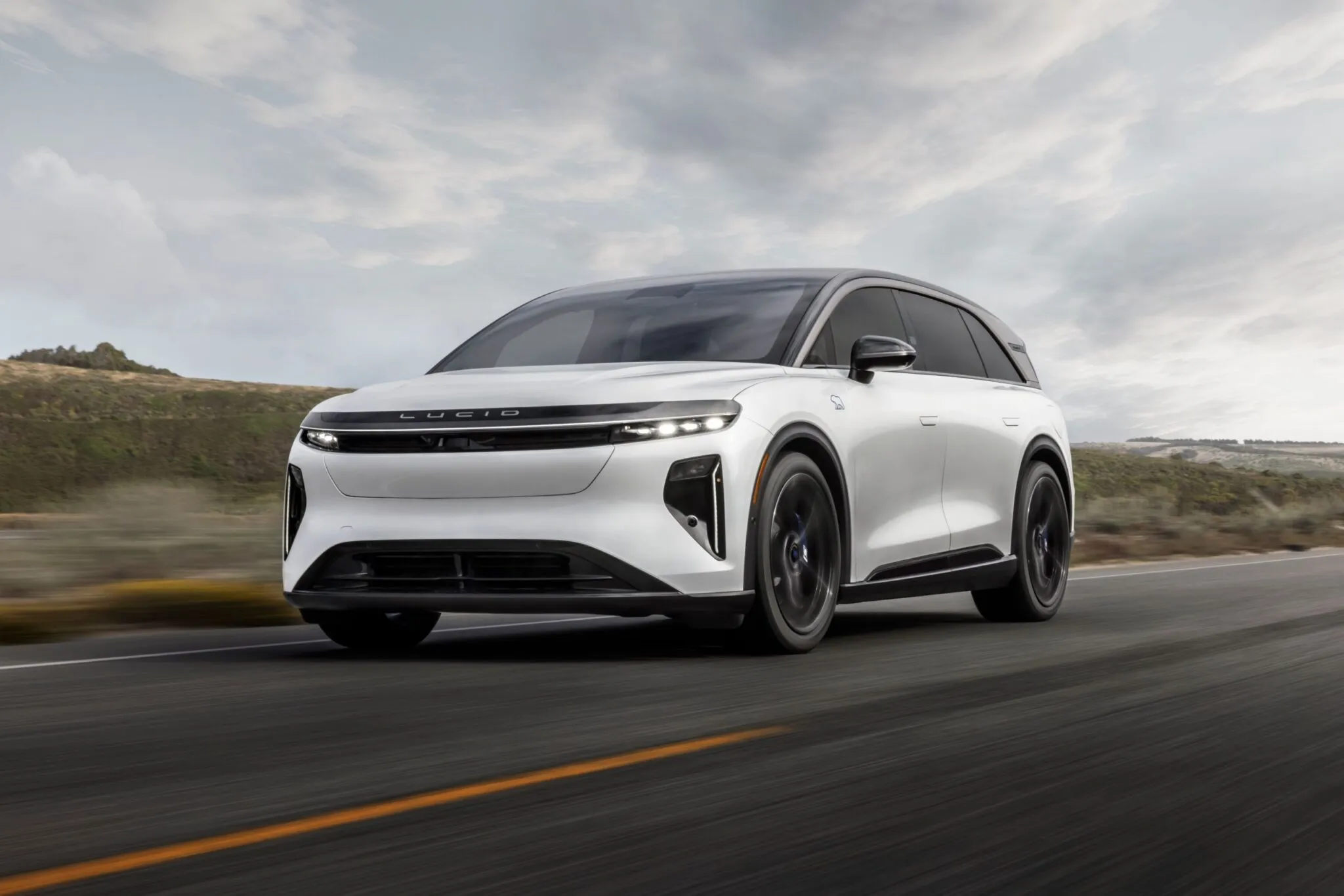 لوسيد جرافيتي GT-S تنطلق بقوة 1,070 حصان.. SUV خارقة تتسارع إلى 96 كم/س في 3.1 ثانية لوسيد جرافيتي GT-S تنطلق بقوة 1,070 حصان.. SUV خارقة تتسارع إلى 96 كم/س في 3.1 ثانية 3