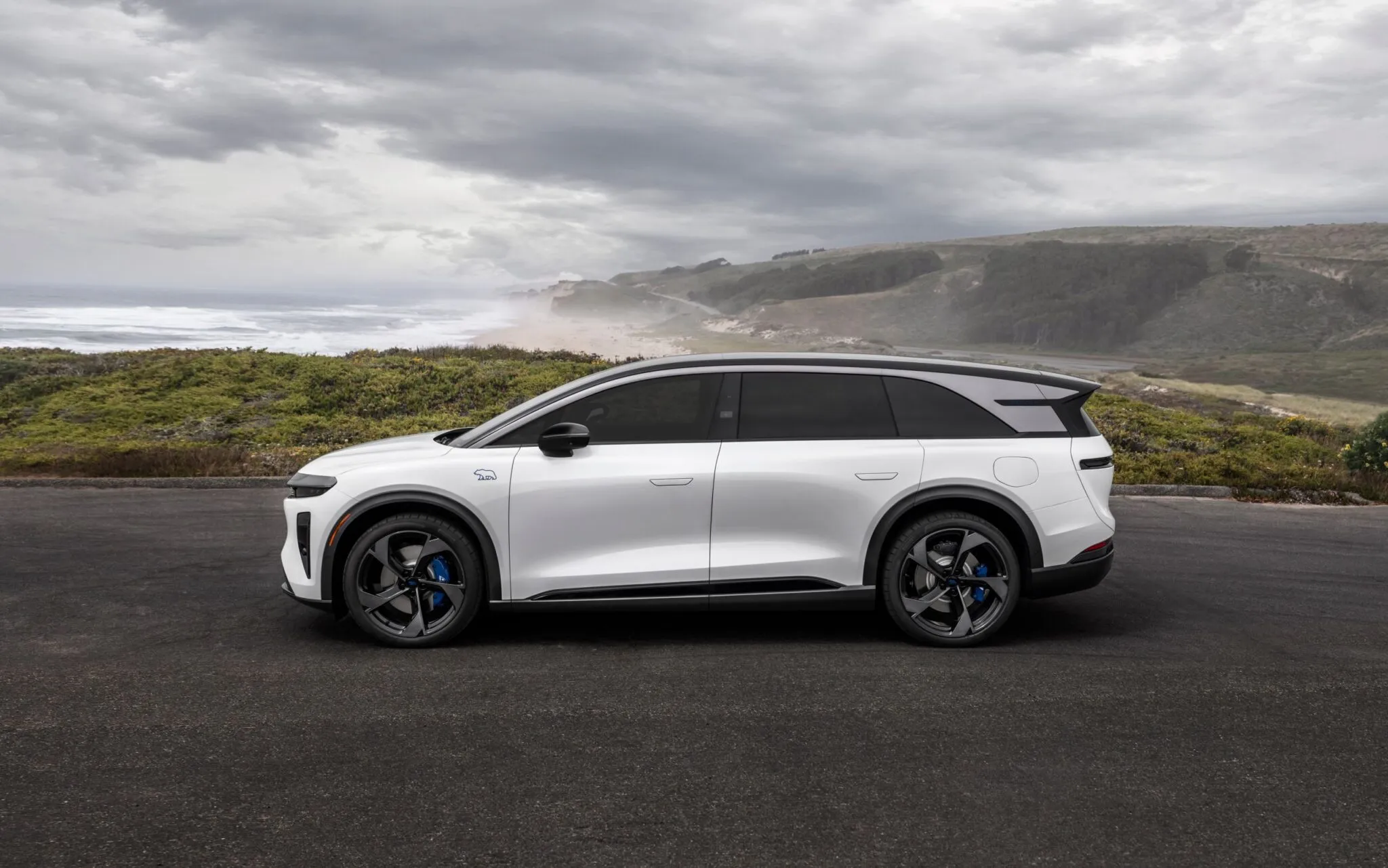 لوسيد جرافيتي GT-S تنطلق بقوة 1,070 حصان.. SUV خارقة تتسارع إلى 96 كم/س في 3.1 ثانية لوسيد جرافيتي GT-S تنطلق بقوة 1,070 حصان.. SUV خارقة تتسارع إلى 96 كم/س في 3.1 ثانية 10