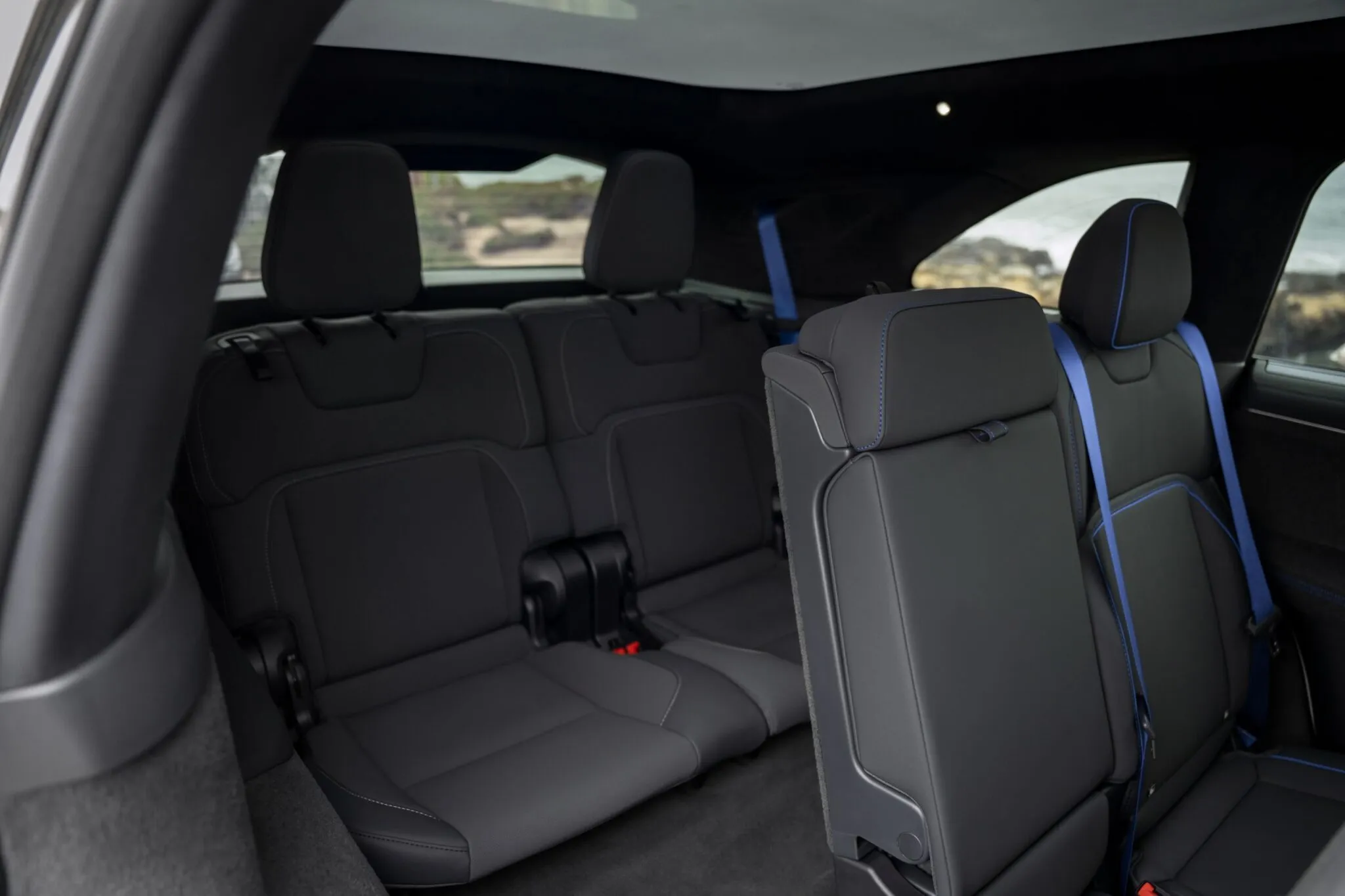 لوسيد جرافيتي GT-S تنطلق بقوة 1,070 حصان.. SUV خارقة تتسارع إلى 96 كم/س في 3.1 ثانية لوسيد جرافيتي GT-S تنطلق بقوة 1,070 حصان.. SUV خارقة تتسارع إلى 96 كم/س في 3.1 ثانية 20