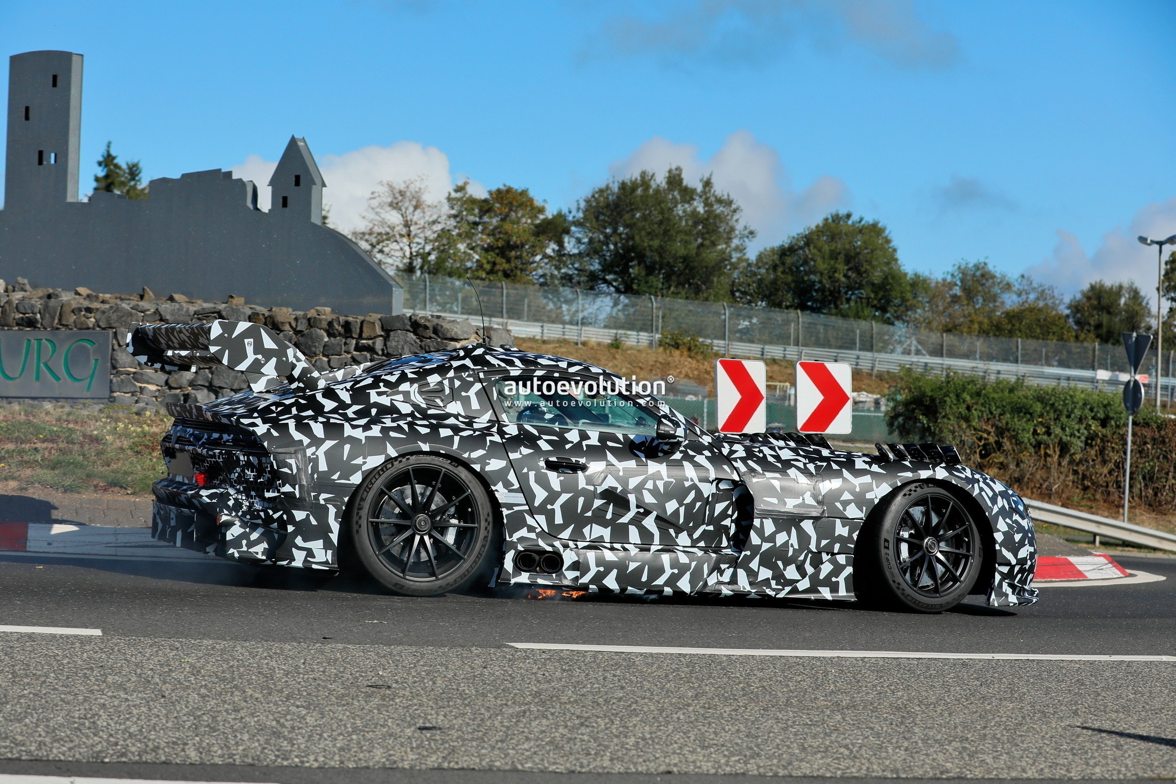 مرسيدس AMG GT بلاك سيريز تشتعل أثناء اختبارات نوربورغرينغ.. والقوة قد تتجاوز 800 حصان مرسيدس AMG GT بلاك سيريز تشتعل أثناء اختبارات نوربورغرينغ.. والقوة قد تتجاوز 800 حصان 2