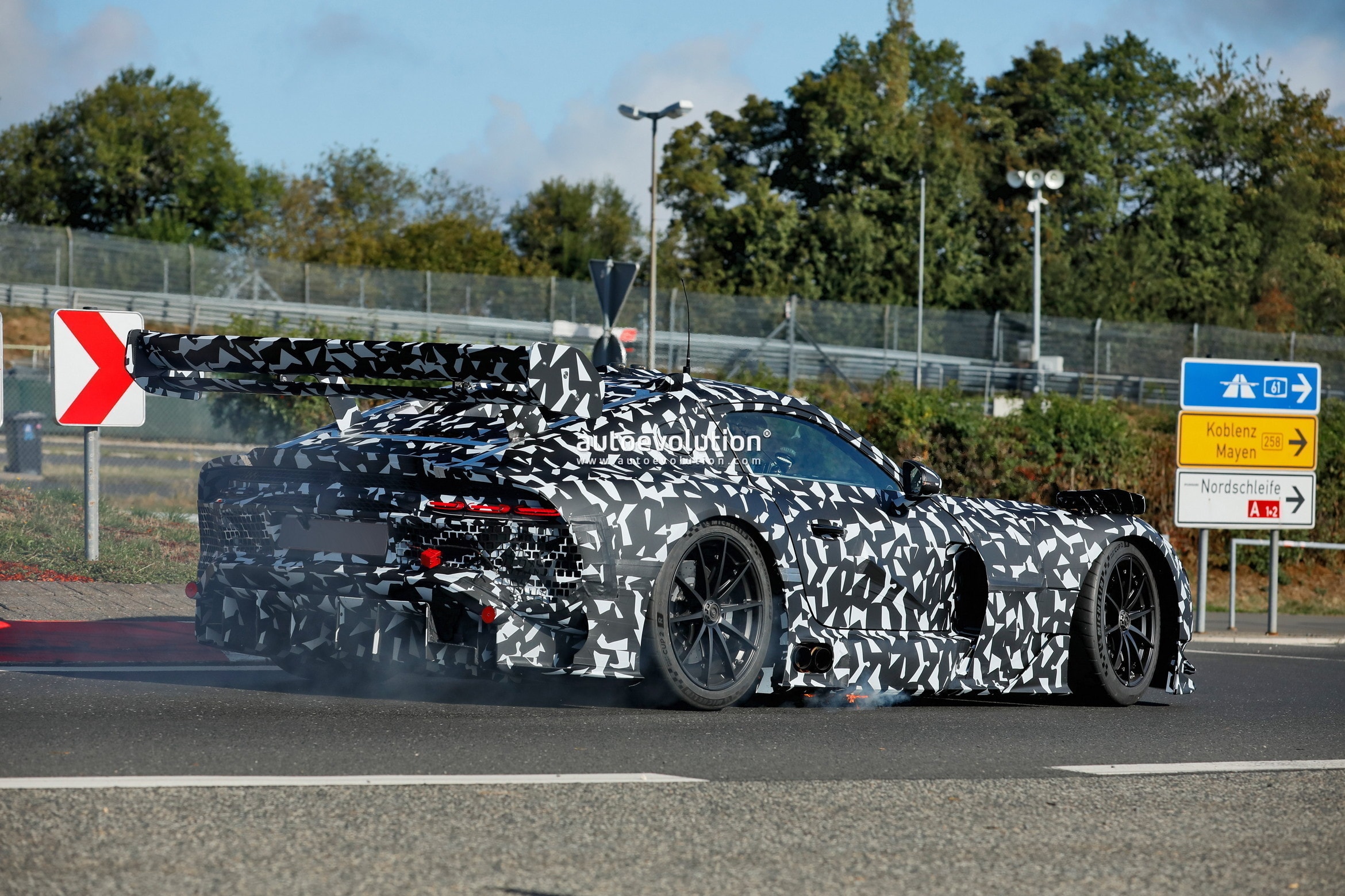 مرسيدس AMG GT بلاك سيريز تشتعل أثناء اختبارات نوربورغرينغ.. والقوة قد تتجاوز 800 حصان مرسيدس AMG GT بلاك سيريز تشتعل أثناء اختبارات نوربورغرينغ.. والقوة قد تتجاوز 800 حصان 7