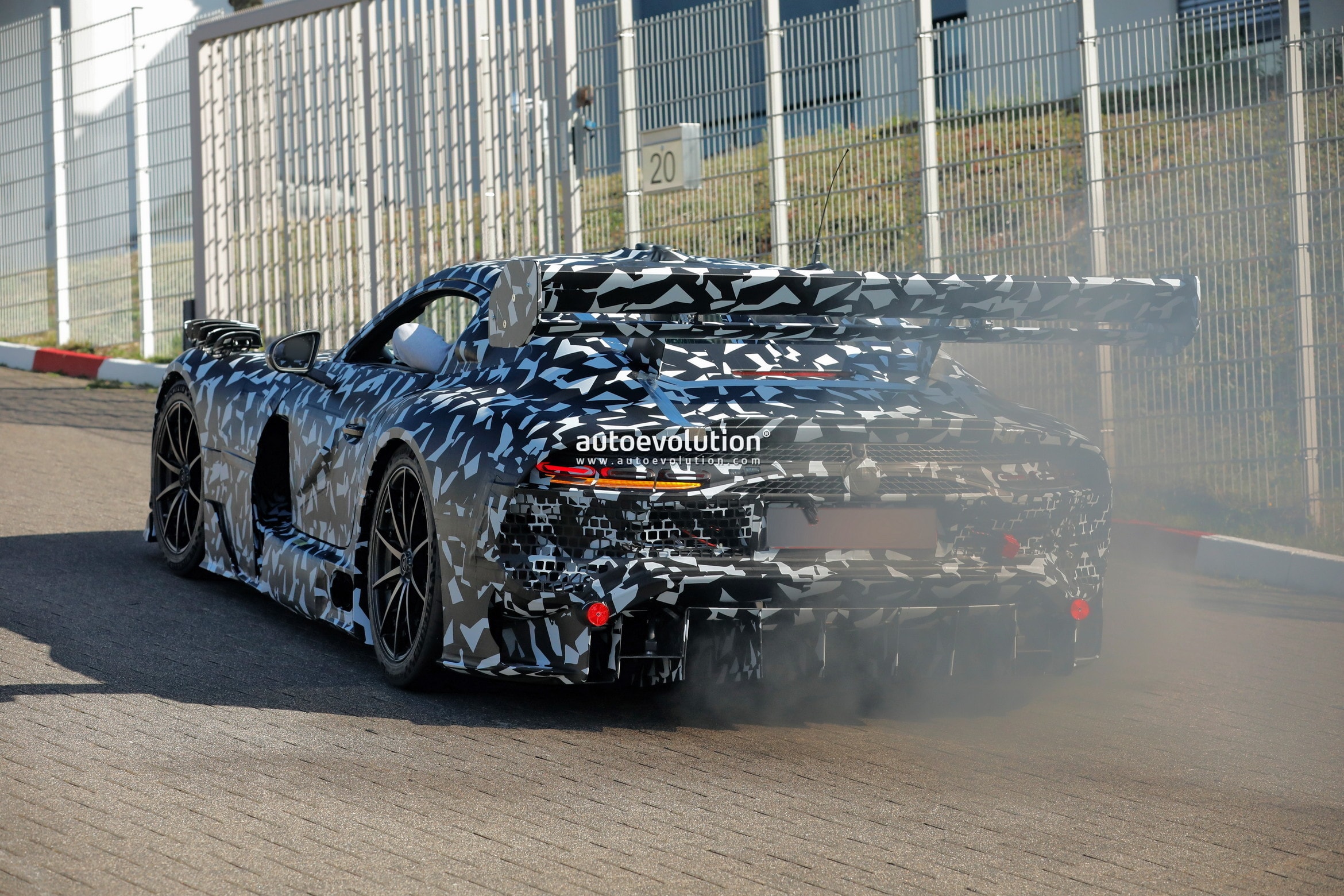 مرسيدس AMG GT بلاك سيريز تشتعل أثناء اختبارات نوربورغرينغ.. والقوة قد تتجاوز 800 حصان مرسيدس AMG GT بلاك سيريز تشتعل أثناء اختبارات نوربورغرينغ.. والقوة قد تتجاوز 800 حصان 5