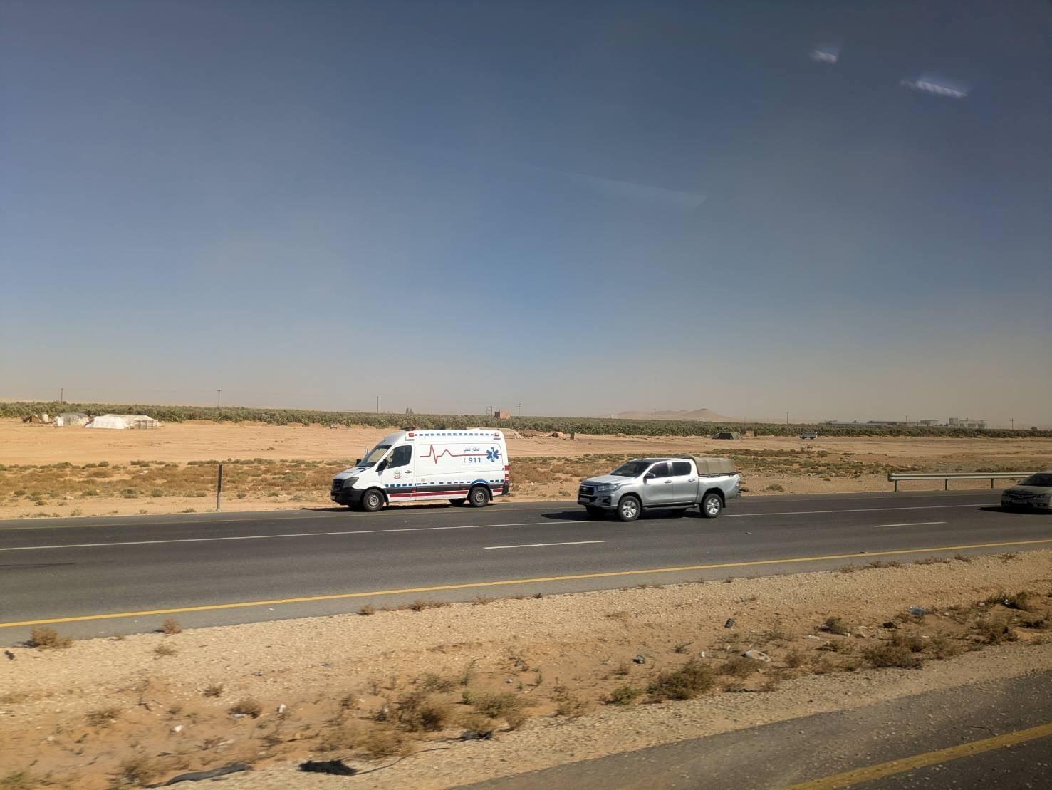 ليست مساحة زائدة.. السر وراء وجود الأكتاف الجانبية على الطرق ليست مساحة زائدة.. السر وراء وجود الأكتاف الجانبية على الطرق 2