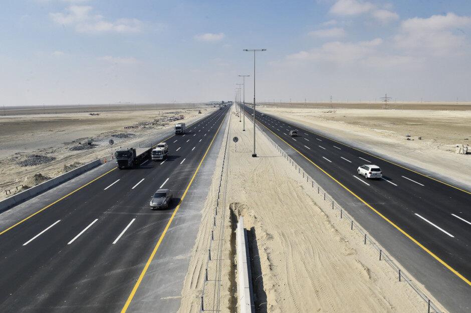 ليست مساحة زائدة.. السر وراء وجود الأكتاف الجانبية على الطرق الأكتاف الجانبية على الطرق