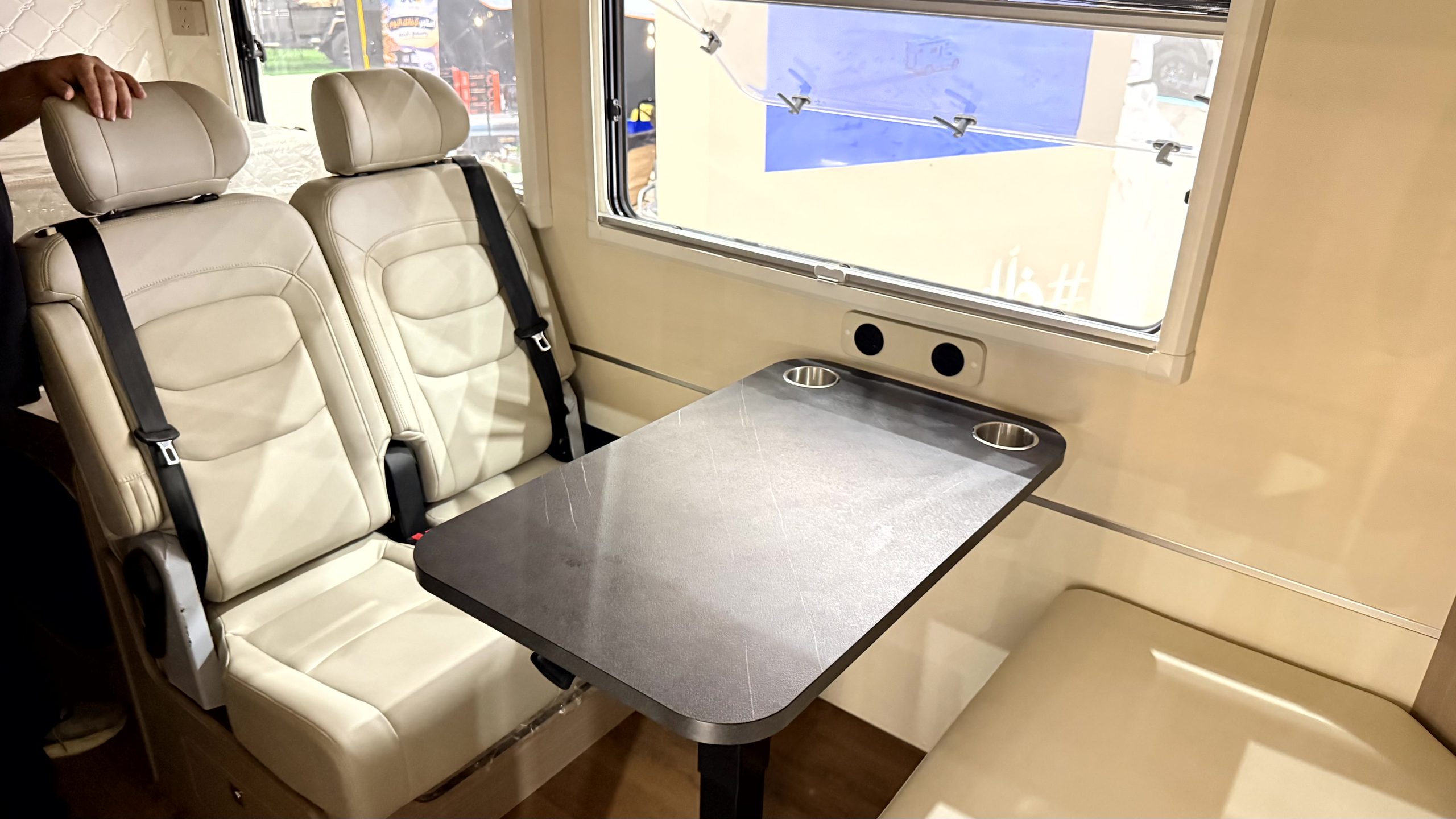تغطية جناح شانجان وديبال بمعرض الصقور 2026… استعراض ديبال G318 وهنتر RV المخصصة للرحلات تغطية جناح شانجان وديبال بمعرض الصقور 2026… استعراض ديبال G318 وهنتر RV المخصصة للرحلات 7