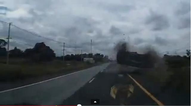 “بالفيديو” سائق ينجو بأعجوبة من حادث تصادم مميت