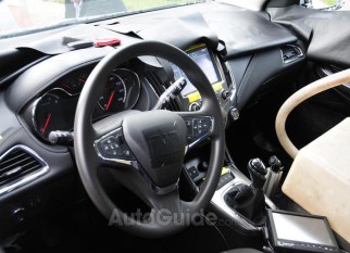 صور تجسسية تكشف شيفروليه كروز 2015 Chevrolet Cruze من الداخل 3
