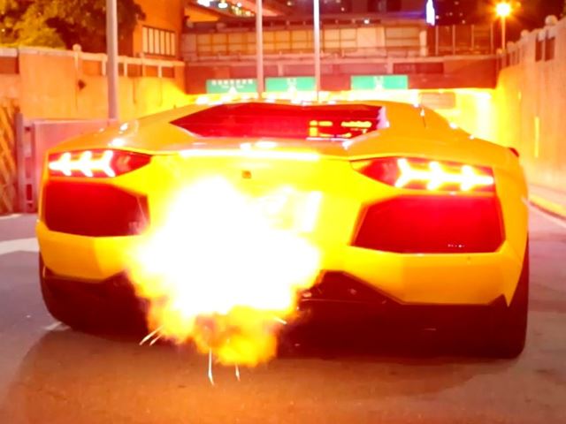 بالفيديو سيارة “لامبورجيني افنتادور” سعودية تطلق ألسنة لهيب من نار في شوارع فرنسا