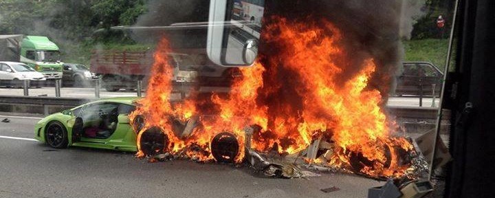 حادث قوي : ثلاث سيارات لامبورجيني تحطم بعضها البعض و تحترق Lamborghinis
