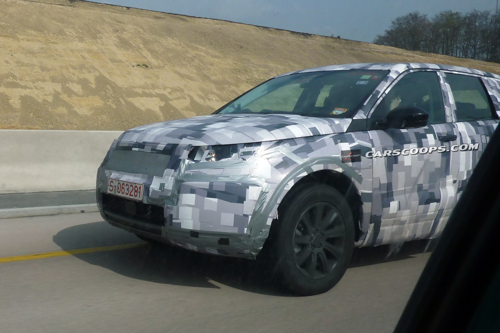 “صور تجسسية” للنموذج الأول للسيارة القادمة لاند روفر ديسكفري الرياضية