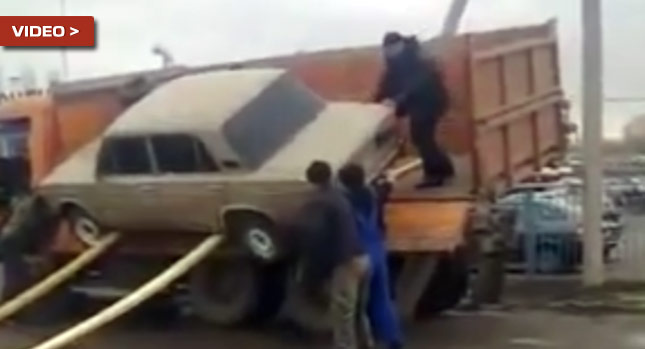 "بالفيديو" لادا تسقط من أعلى شاحنة نقل في روسيا خلال انزالها بطريقة غريبة! 3