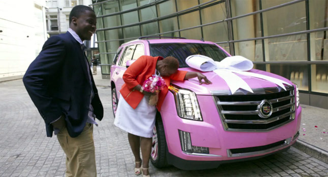 “بالصور” لاعب كرة القدم الامريكية يهدي والدته كاديلاك اسكاليد 2015 باللون الوردي