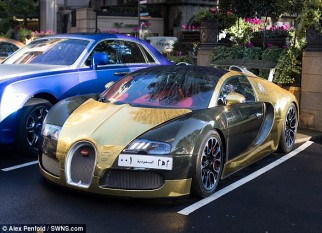 “بالصور” سيارة سعودي بوجاتي فيرون بلون الذهب تثير الضجة فى شوارع لندن