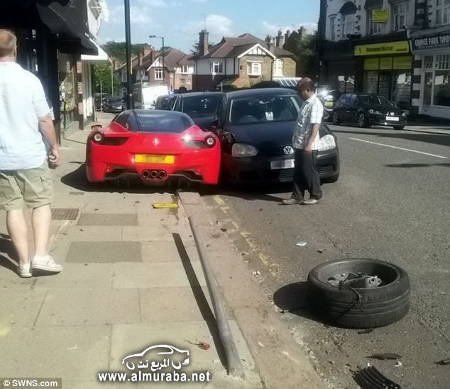 “بالصور” امرأة تقود فيراري 458 ايطاليا وتصطدم بأربع سيارات ومنزل في بريطانيا