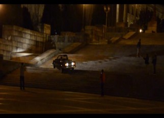 “بالفيديو” سيارة بي ام دبليو الفئة 3 تتسلق سلالم متحف فيلادلفيا للفنون