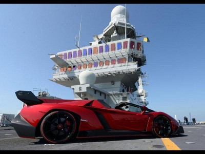 “بالصور” و”الفيديو” لامبورجيني فينينو الاغلى في العالم تتواجد في دولة الامارات وسط حاملة طائرات حربية