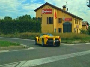 “بالصور” أول سيارة فيراري Ferrari LaFerrari 2014 صفراء
