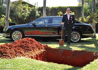 “بالصور” ثري برازيلي يدفن سيارته البنتلي حتى يستعملها في الآخرة!