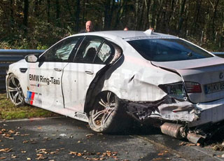 "فيديو" حادث تحطم بي ام دبليو ام فايف فئة رنج تاكسي بسبب ازلاق الارض BMW M5 3