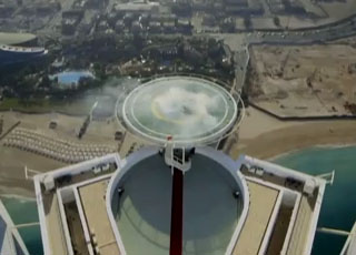 "فيديو" سيارة ريد بول F1 تقوم بالتفحيط فوق برج العرب في مدينة دبي F1 Burj Al Arab 3