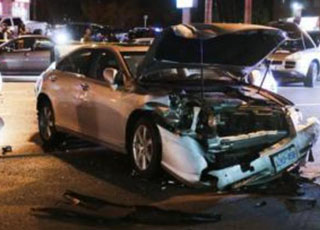 “بالصور” عجوز عمرها 63 تصدم 16 سيارة في حادث كأقرب للعبة حرامي السيارات