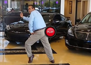 “فيديو” بائع سيارات هيونداي يرقص في صالة العرض يحقق العديد من المشاهدات!