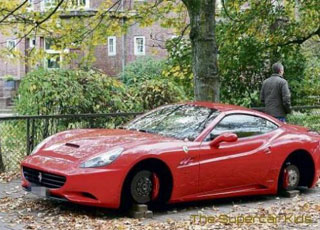 “بالصور” لصوص المانيا يسرقون إطارات فيراري كاليفورنيا ويتركون السيارة!