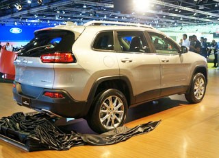 شيروكي 2014 تظهر للمرة الأولى في “الخليج” بشكلها الجديد كلياً Jeep Cherokee