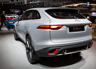 “بالصور” من داخل جناح جاكوار ولاند روفر 2014 وعرض سيارتهم الجديدة Jaguar Land Rove