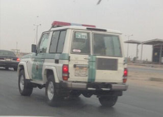 “بالصور” المرور يستخدم “نظام ساهر” في سياراتها الرسمية من الخلف لتصوير المخالفين