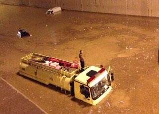 “بالصور” غرق سيارات الدفاع المدني عند محاولة انقاذه الاشخاص في امطار الرياض