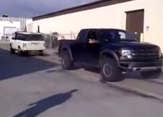 “فيديو” تحدي بين رنج روفر وفورد رابتر الجديد ينتهي بهزيمة “الرابتر”