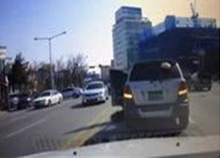 “فيديو” سقوط إمراة من السيارة أثناء سيرها ثم ركبتها مجدداً وأكملت سيرها!