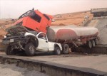 "بالصور والفيديو" انهيار جسر بمدينة الرياض وسقوط سيارتين فيه أثناء هطول الامطار 1