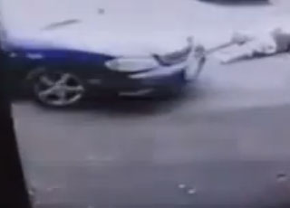 “فيديو” امرأة تدهس صديقها مرتين بسيارتها لأنه هددها بأنه سيتركها!