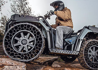 “بالفيديو” سيارات ودراجات تسير على إطارات بدون هواء ومضادة للرصاص