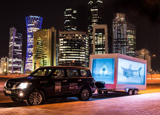 “بالصور” سمكة قرش ضخمة تتجول في شوارع مدينة الدوحة في سيارة نيسان