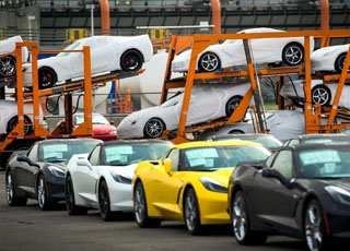 شيفرولية تبدأ في شحن كورفيت 2014 الجديدة كلياً إلى دول الخليج Corvettes Stingray