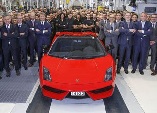 “مصنع لامبورجيني” يعطي قبلة الوداع لسيارة لامبورجيني جالاردو في إيطاليا