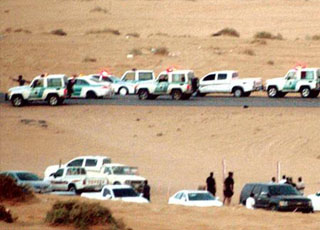 توقيف “رجل مرور” تم ضبطه أثناء مشاركته في استعراض وتفحيط شبابي بالسيارات