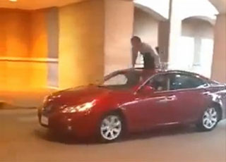 “بالفيديو” شاهد ماذا فعل شاب كويتي متهور أمام مدخل السوق بسيارته