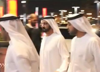“فيديو” شاهد موكب حاكم دبي الشيخ محمد بن راشد انثاء ذهابه الى دبي مول بسيارته المرسيدس