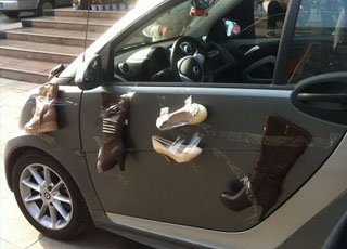 “بالصور” إمرأة صينية تلصق الأحذية على سيارتها عنادً على زوجها!