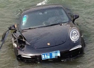 "صور" حادث مأساوي لسيارة "بورش 911" يجعلها تغرق في الصين 3