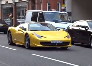 “فيديو” قذف سيارة فيراري كويتية بالبيض في شوارع لندن