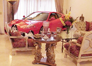 “بالصور” خليجي يشتري سيارة فيراري ليضعها قطعة أثاث في المنزل!