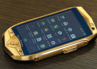 “بالصور” لامبورجيني تطلق 3 هواتف ذكية وكمبيوتر لوحي مرصعة بالذهب والألماس