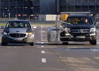 “فيديو” مايكل شوماخر يختبر أنظمة الامان في مرسيدس سي كلاس 2014 الجديدة كلياً