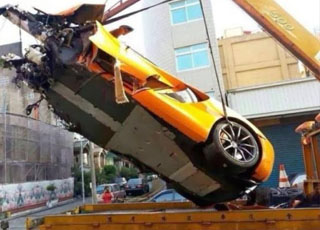 “بالصور” مكلارين 12 سي تصطدم بقوة شديدة في عامود إسمنتي الصين